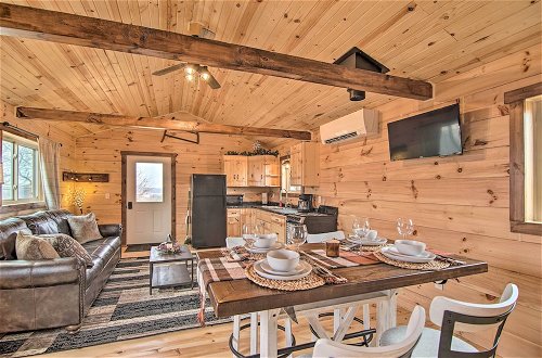Foto 13 - Quiet Farmhouse-style Cabin w/ Front Porch