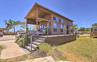 Foto 2 - Upscale Tiny Home - Boho-chic Austin Getaway