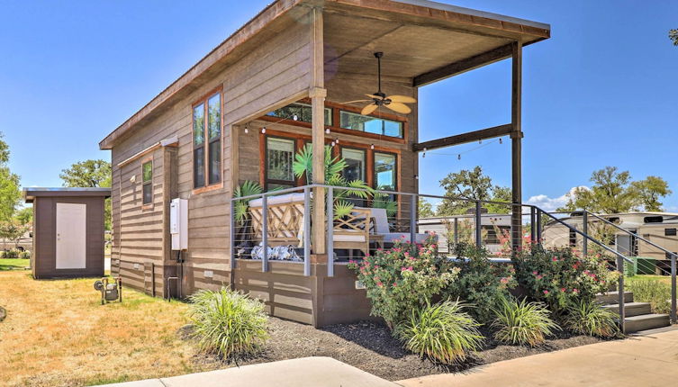 Foto 1 - Upscale Tiny Home - Boho-chic Austin Getaway