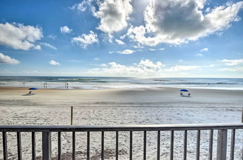 Foto 5 - Airy Oceanfront Condo: Steps to Daytona Beach