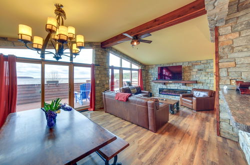 Photo 4 - Prairie-style Home on Garden Bay w/ Deck + Hot Tub