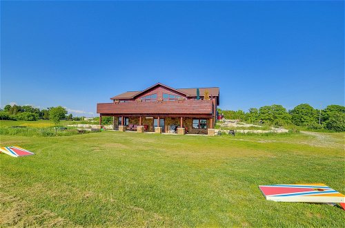 Foto 1 - Prairie-style Home on Garden Bay w/ Deck + Hot Tub