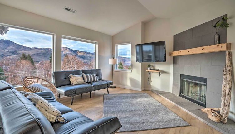 Photo 1 - Chic Chelan Condo w/ Balcony, Walk to Lake & Dtwn