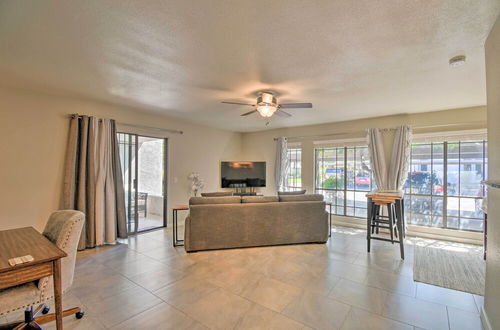 Photo 20 - Sleek Phoenix Condo: Walk to Biltmore Fashion Park