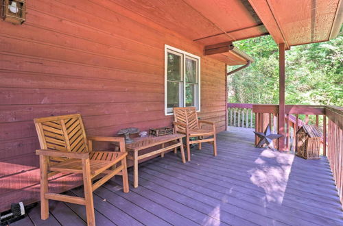 Foto 27 - Weaverville Home w/ Wraparound Deck & Fire Pit