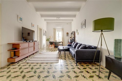 Foto 6 - Stylish Apartment Steps From the Capital