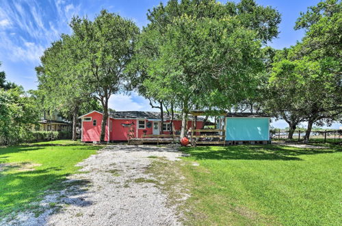 Foto 4 - Renovated Bay City Cabin With On-site Dock