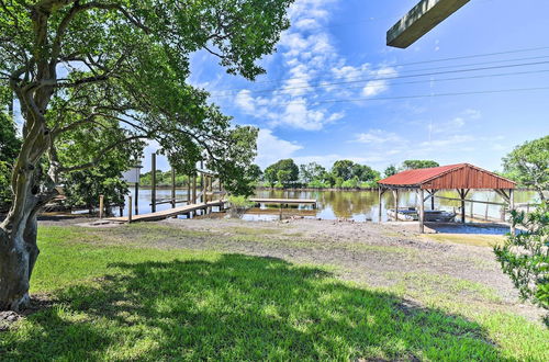 Foto 2 - Renovated Bay City Cabin With On-site Dock