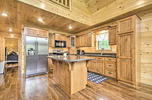 Foto 9 - Pet-friendly Lakeview Cabin w/ Hot Tub