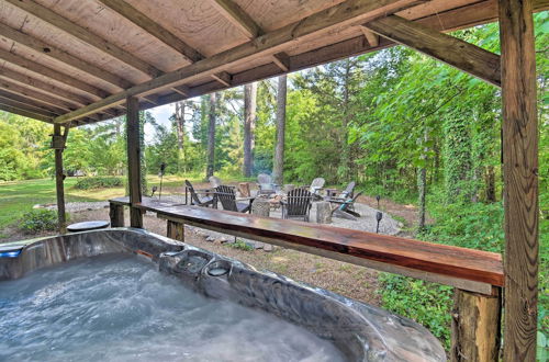 Foto 14 - Luxury Log Cabin w/ 5 Private Acres + Hot Tub