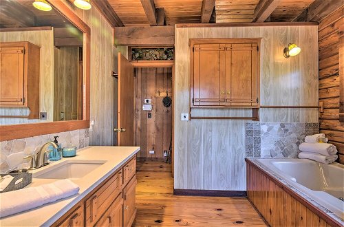 Foto 25 - Luxury Log Cabin w/ 5 Private Acres + Hot Tub