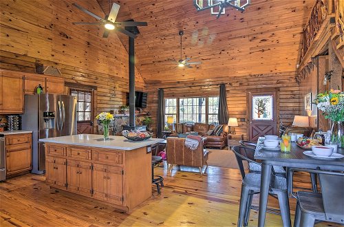 Foto 7 - Luxury Log Cabin w/ 5 Private Acres + Hot Tub