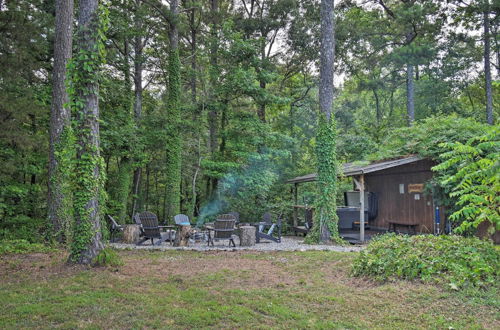 Foto 4 - Luxury Log Cabin w/ 5 Private Acres + Hot Tub