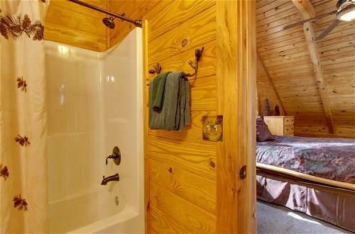 Foto 2 - Secluded Smoky Mountain Cabin w/ Wraparound Deck