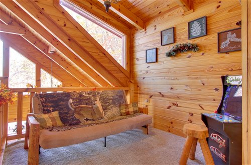 Foto 3 - Secluded Smoky Mountain Cabin w/ Wraparound Deck