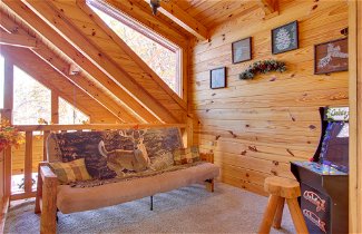 Foto 3 - Secluded Smoky Mountain Cabin w/ Wraparound Deck