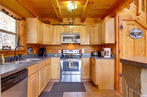 Foto 10 - Secluded Smoky Mountain Cabin w/ Wraparound Deck