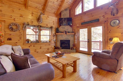 Foto 11 - Secluded Smoky Mountain Cabin w/ Wraparound Deck