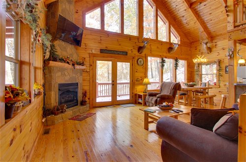 Foto 4 - Secluded Smoky Mountain Cabin w/ Wraparound Deck