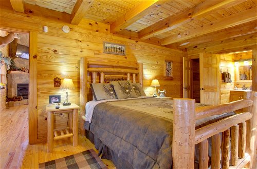 Foto 7 - Secluded Smoky Mountain Cabin w/ Wraparound Deck