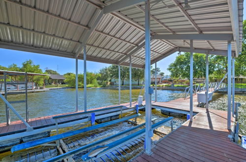 Foto 6 - Spacious Granbury Home w/ Lakefront Outdoor Oasis