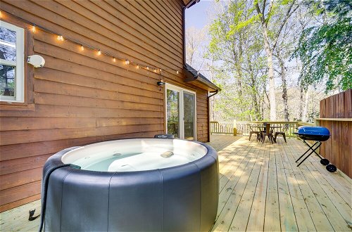 Foto 11 - Peaceful Candler Cabin w/ Private Hot Tub