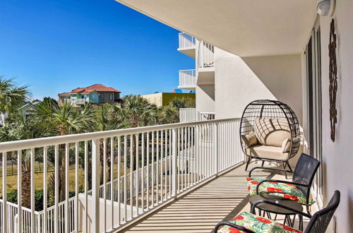 Foto 6 - Snowbird's Retreat: Walkable Destin Condo w/ View