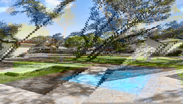 Foto 1 - Upscale Home With Pool and Firepit - Close to Mercer St!