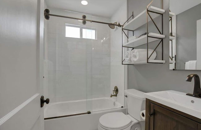 Upscale Home With Pool and Firepit - Close to Mercer St! - Foto 23