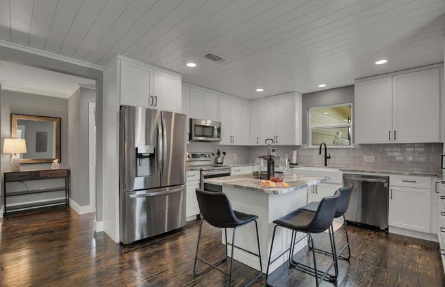 Upscale Home With Pool and Firepit - Close to Mercer St! - Foto 18
