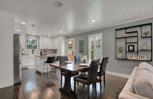 Upscale Home With Pool and Firepit - Close to Mercer St! - Foto 10