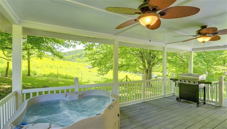 Foto 1 - Secluded Marshall Cottage w/ Hot Tub & Mtn Views