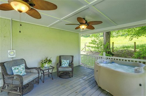 Foto 6 - Secluded Marshall Cottage w/ Hot Tub & Mtn Views