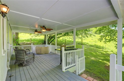 Foto 25 - Secluded Marshall Cottage w/ Hot Tub & Mtn Views