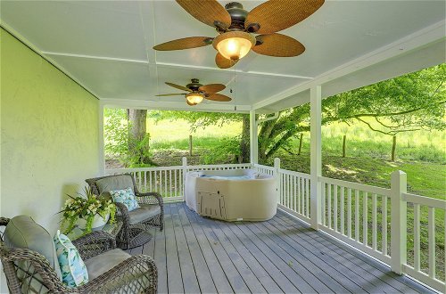 Foto 11 - Secluded Marshall Cottage w/ Hot Tub & Mtn Views