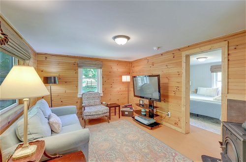 Foto 18 - Secluded Marshall Cottage w/ Hot Tub & Mtn Views