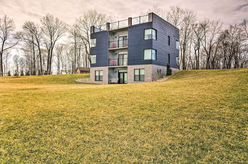 Photo 15 - Modern Apartment w/ Rooftop Patio & Sweeping Views