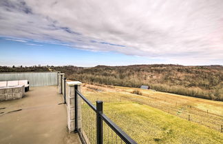 Photo 3 - Modern Apartment w/ Rooftop Patio & Sweeping Views