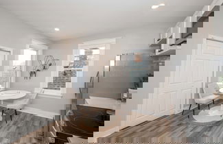Photo 3 - The Luxe Spot Suites