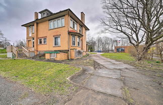 Photo 3 - Classy Colonial House w/ Furnished Sunroom