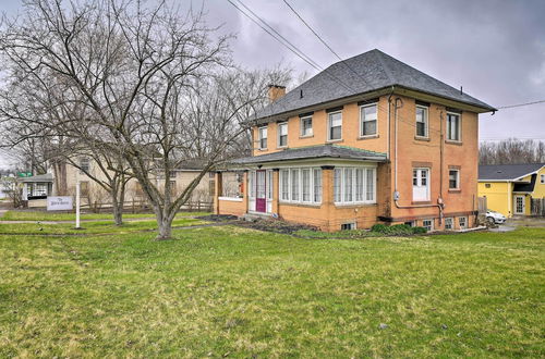 Foto 18 - Classy Colonial House w/ Furnished Sunroom