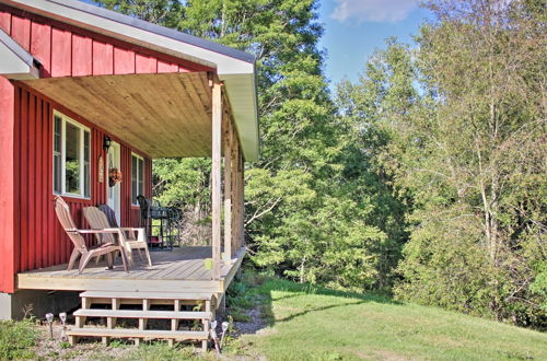 Foto 12 - Rural Farmhouse Cabin on 150 Private Wooded Acres