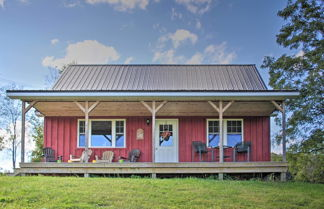 Foto 1 - Rural Farmhouse Cabin on 150 Private Wooded Acres