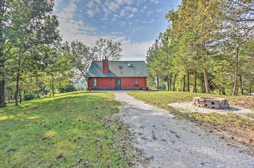 Foto 22 - Hillside Cabin on 43 Acres w/ Private Lake & View