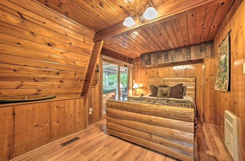 Foto 11 - A-frame Gatlinburg Cabin w/ Deck & Private Hot Tub