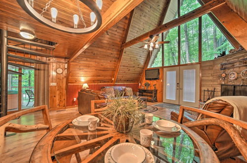 Foto 8 - A-frame Gatlinburg Cabin w/ Deck & Private Hot Tub