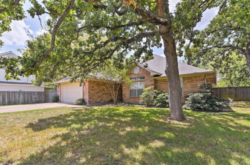 Foto 13 - Cozy College Station Home w/ Patio and Fireplace