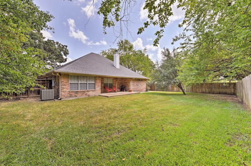 Foto 7 - Cozy College Station Home w/ Patio and Fireplace