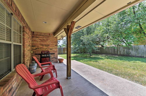 Foto 16 - Cozy College Station Home w/ Patio and Fireplace