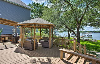 Foto 2 - Idyllic Remodeled Lakefront Retreat w/ Fire Pit